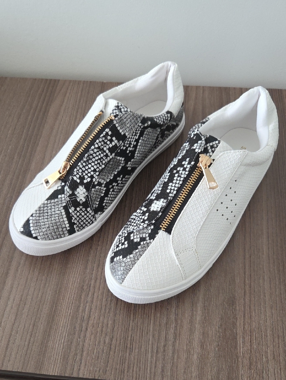 Women’s White & Black Snake-Print Zip Slip-On Sneakers US Sz 40/ 9 Brand New
